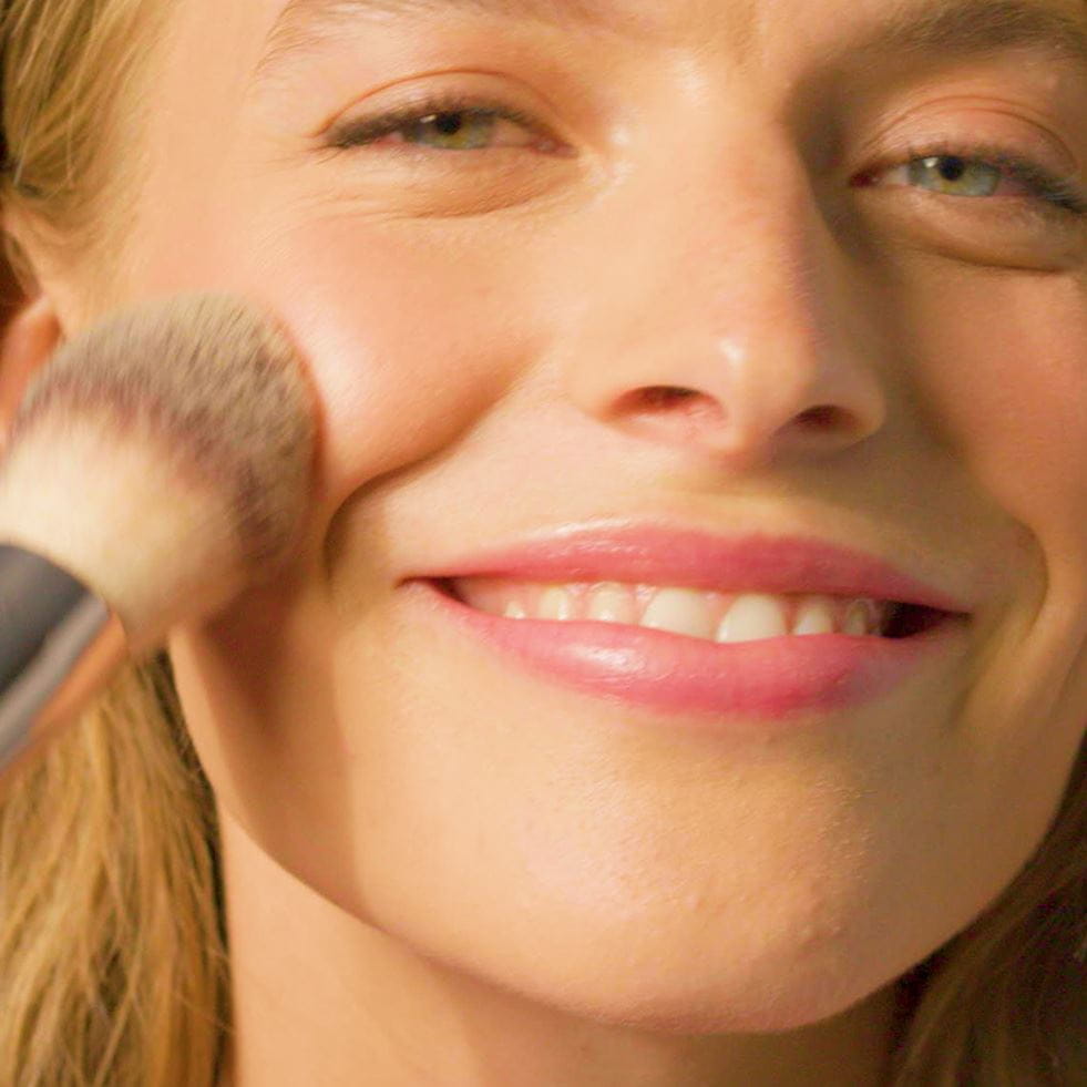 woman putting on make up