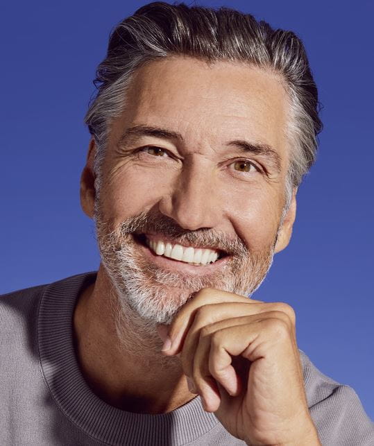 ung man applicerar Nivea fuktkräm