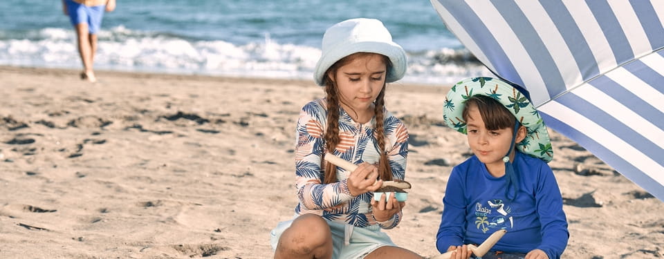 göndör hajú lány a kezében egy Nivea arckrémmel