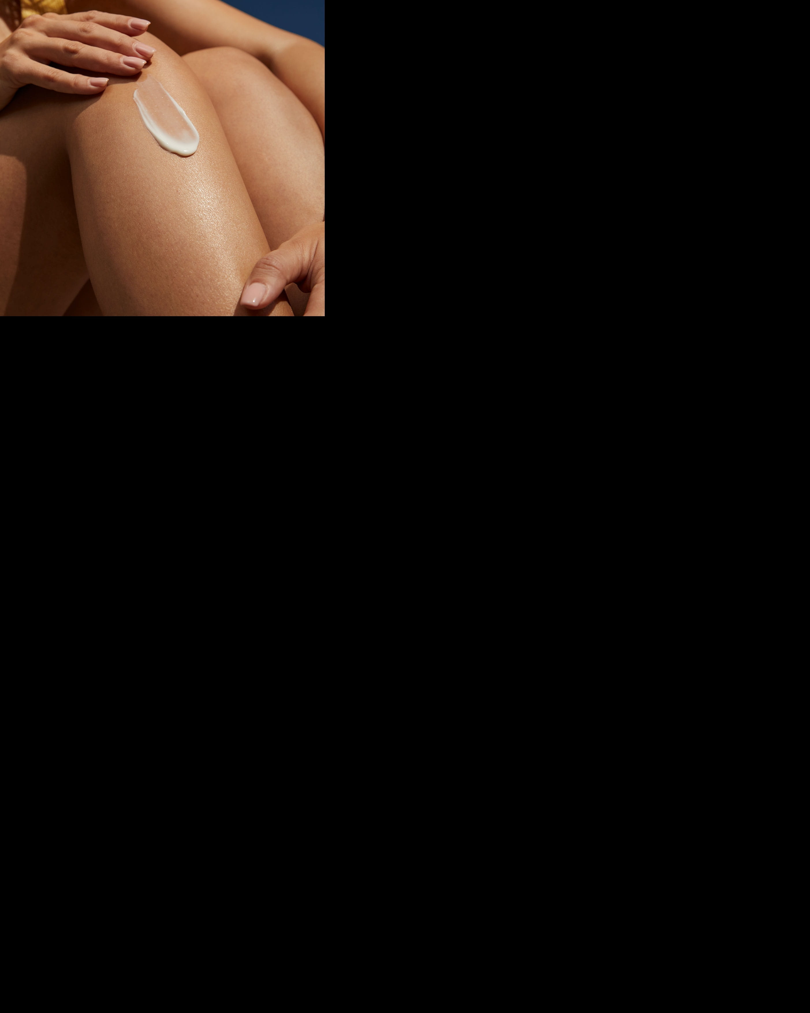 uomo che applica il detergente per il viso NIVEA MEN