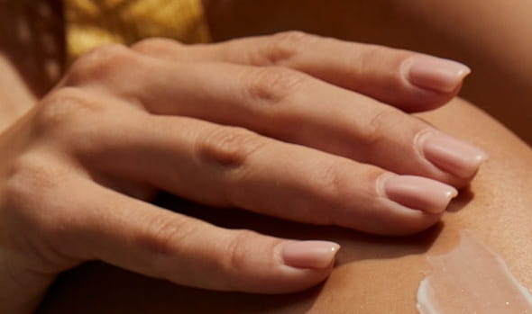 śmiejąca się blond kobieta