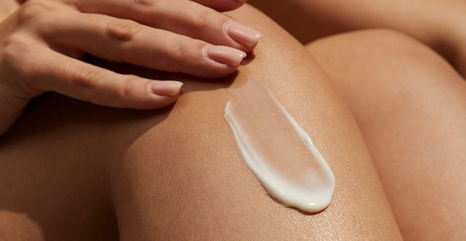 femme utilisant de la crème contour des yeux