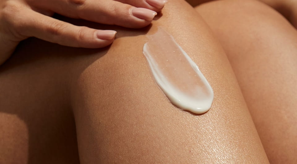 femme souriante et tenant une feuille d