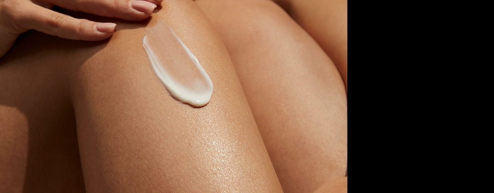 Frau mit klarer Haut lächelt