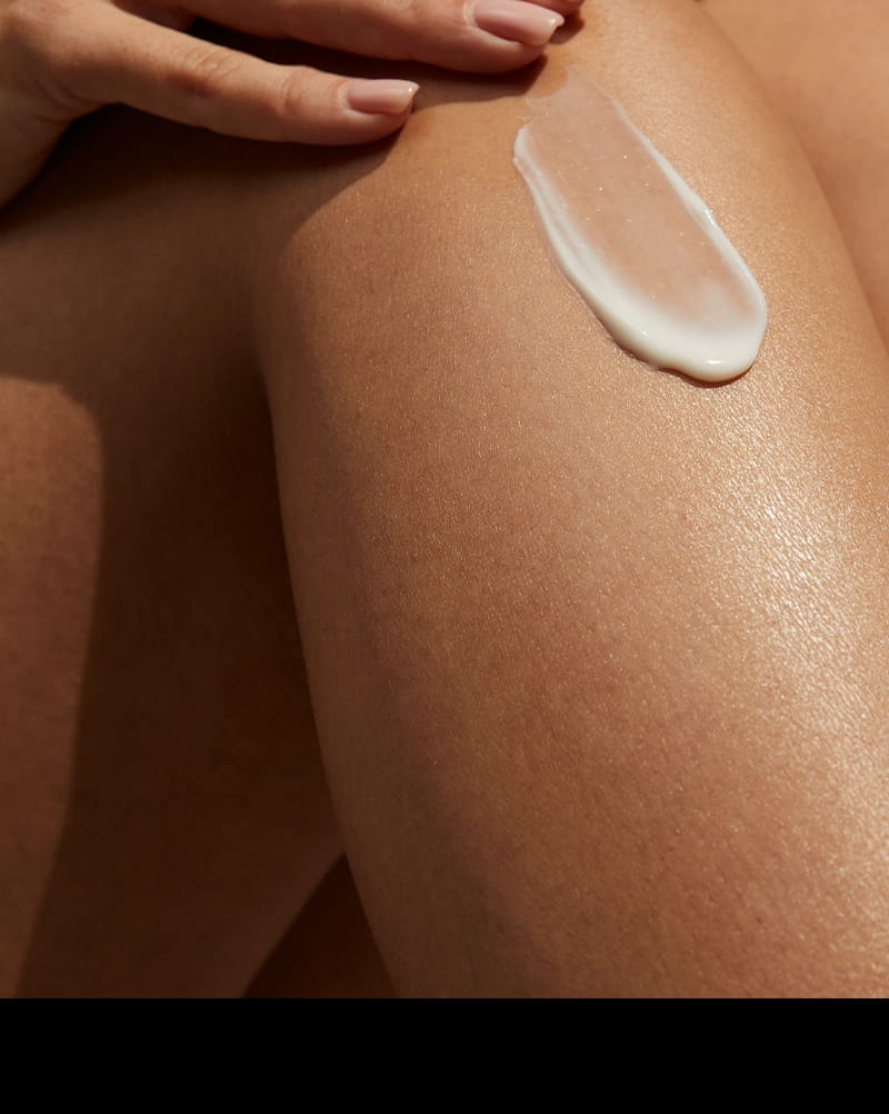 petite fille utilisant la crème solaire roll-on Nivea