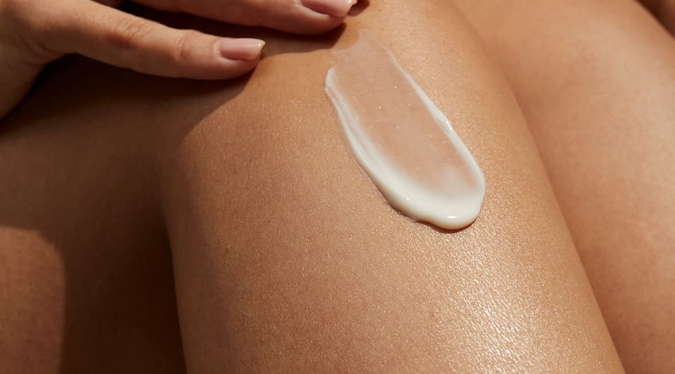 Femme avec des démangeaisons