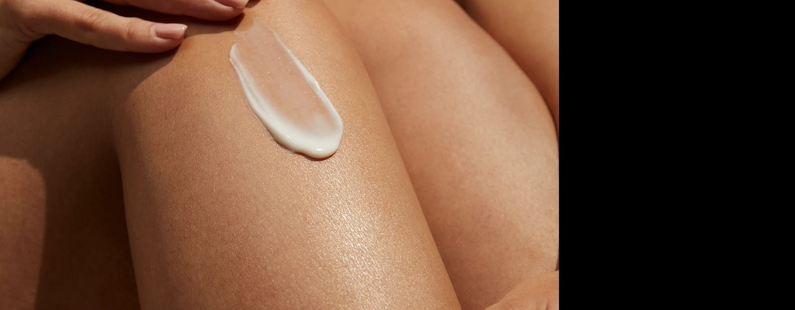 Frau, die Serum auf ihr Gesicht aufträgt