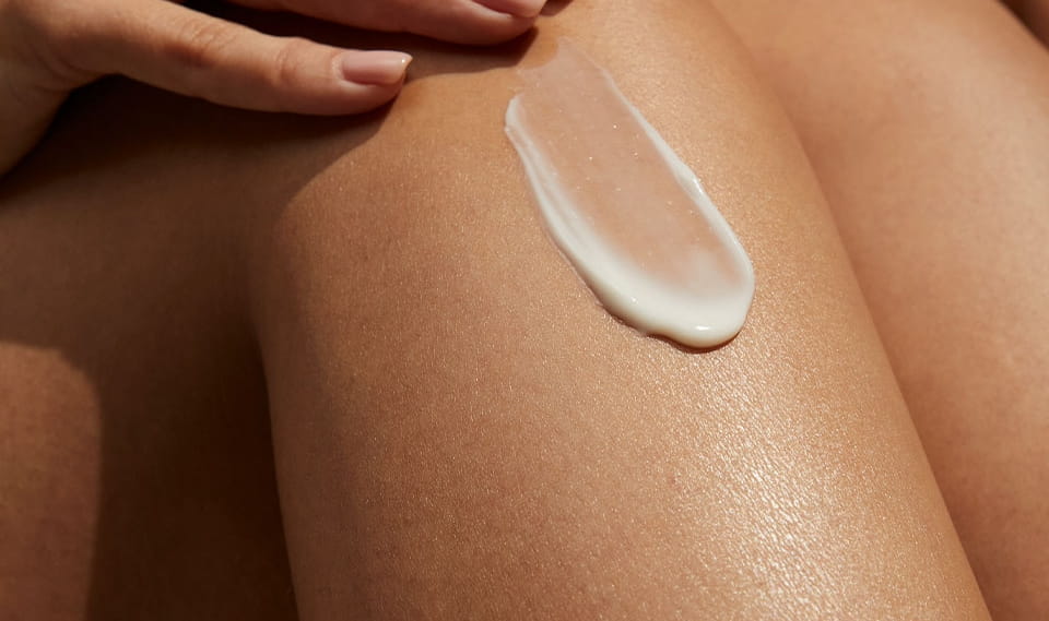 Jente med krøllete hår