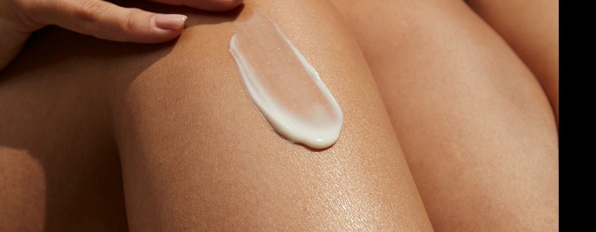 mujer caminando en la playa