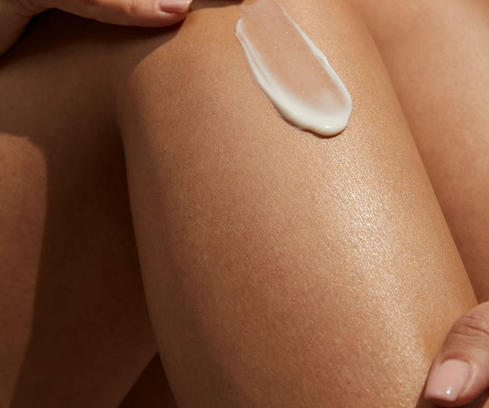 Mann mit Bart lächelt