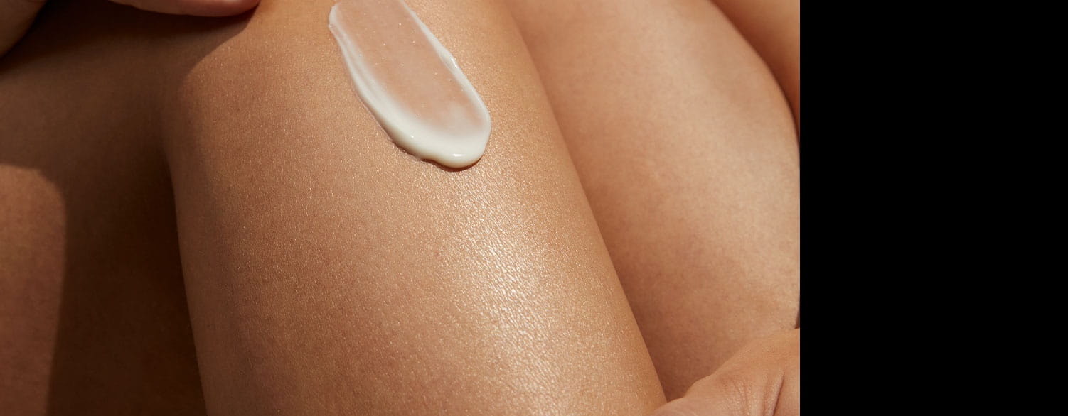 Frau, die mit Arganöl lächelt