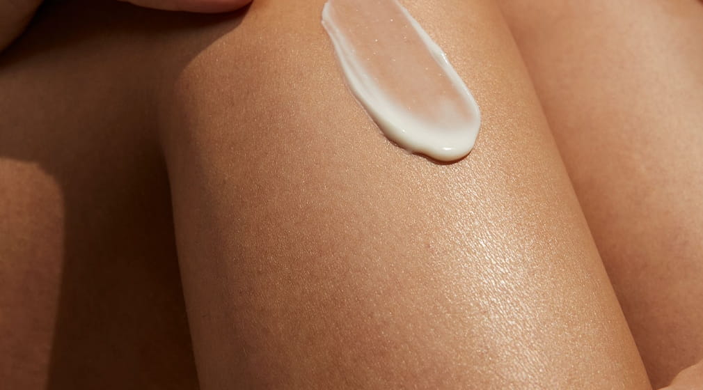 blond hår kvinde med en Nivea Q10 ansigtscreme