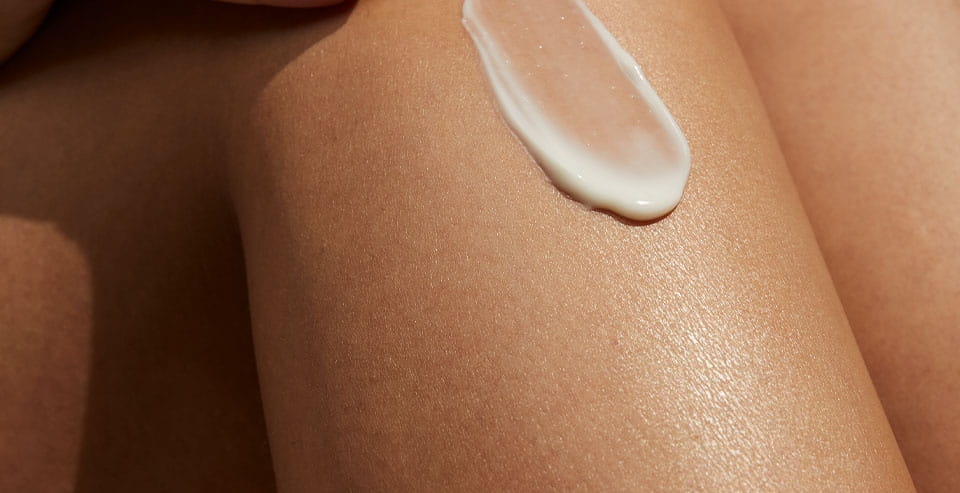 kvinna som håller nivea ansikte solskyddsmedel