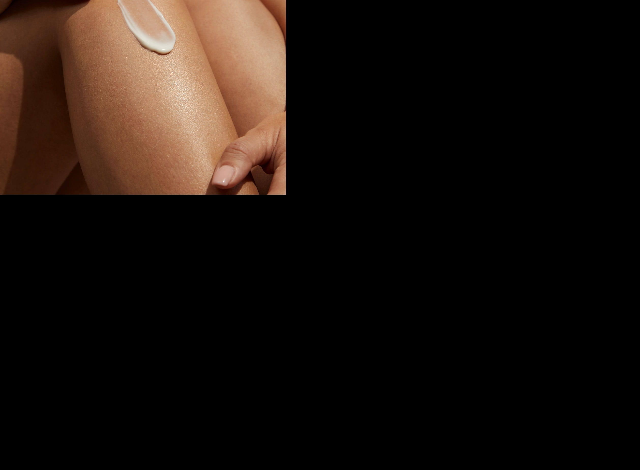 perhe leikkii huulirasva suojakertoimella