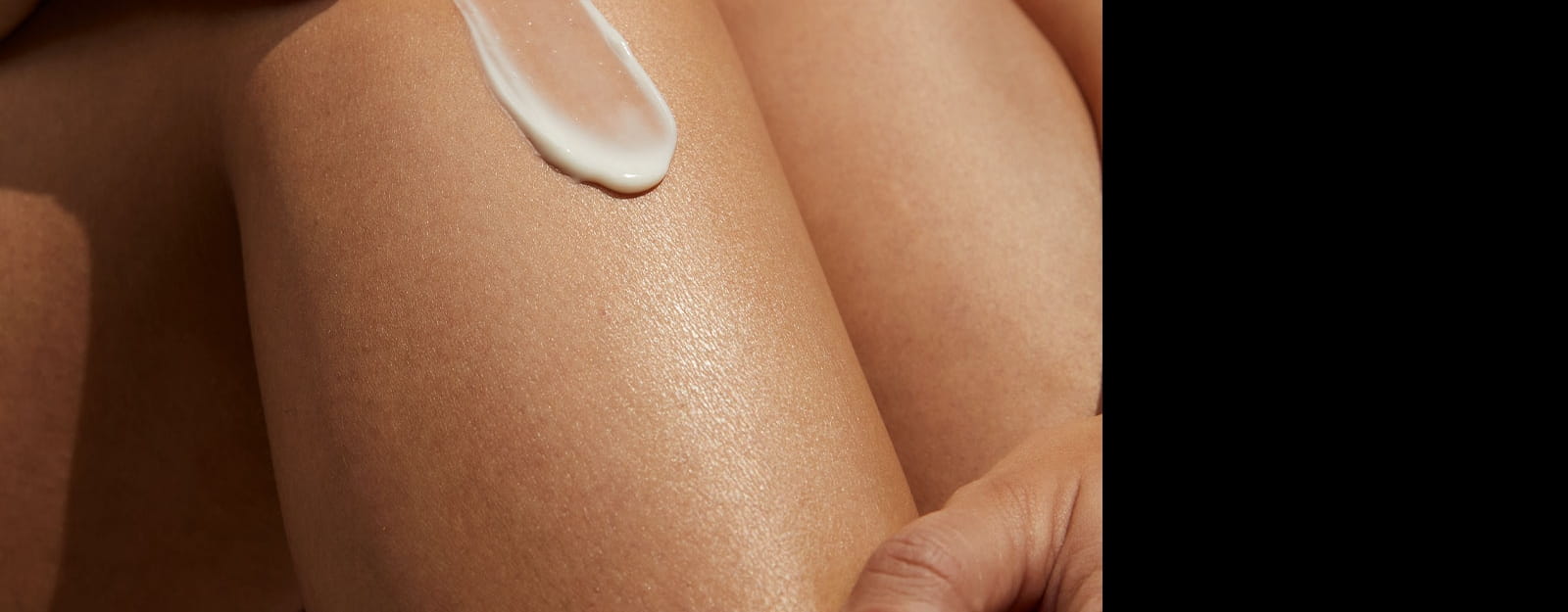 žena nanáša sérum na tvár