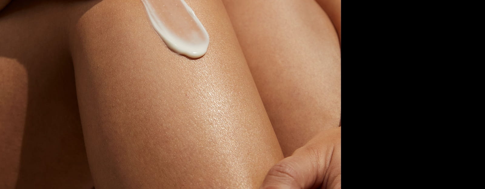 žena použití séra na obličej