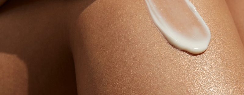 homem a exfoliar a pele