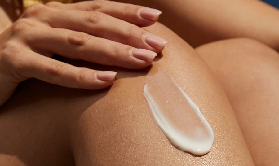 жінка наносить сироватку Nivea Cellular