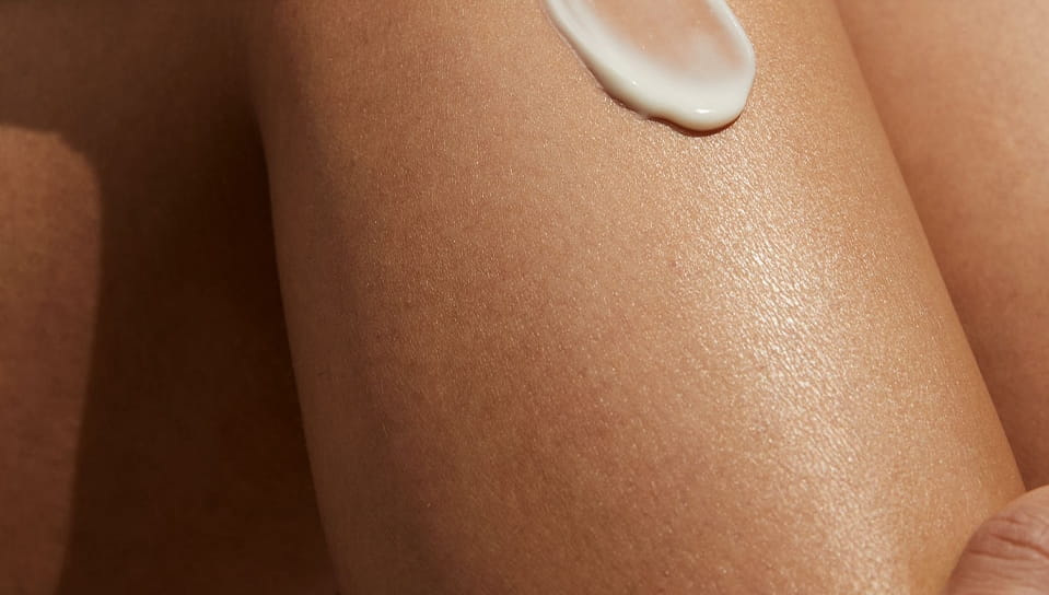 femme appliquant la lotion pour le corps Nivea