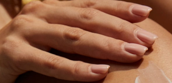 mujer rubia sonriendo