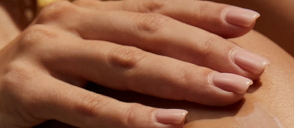 mujer rubia sonriendo