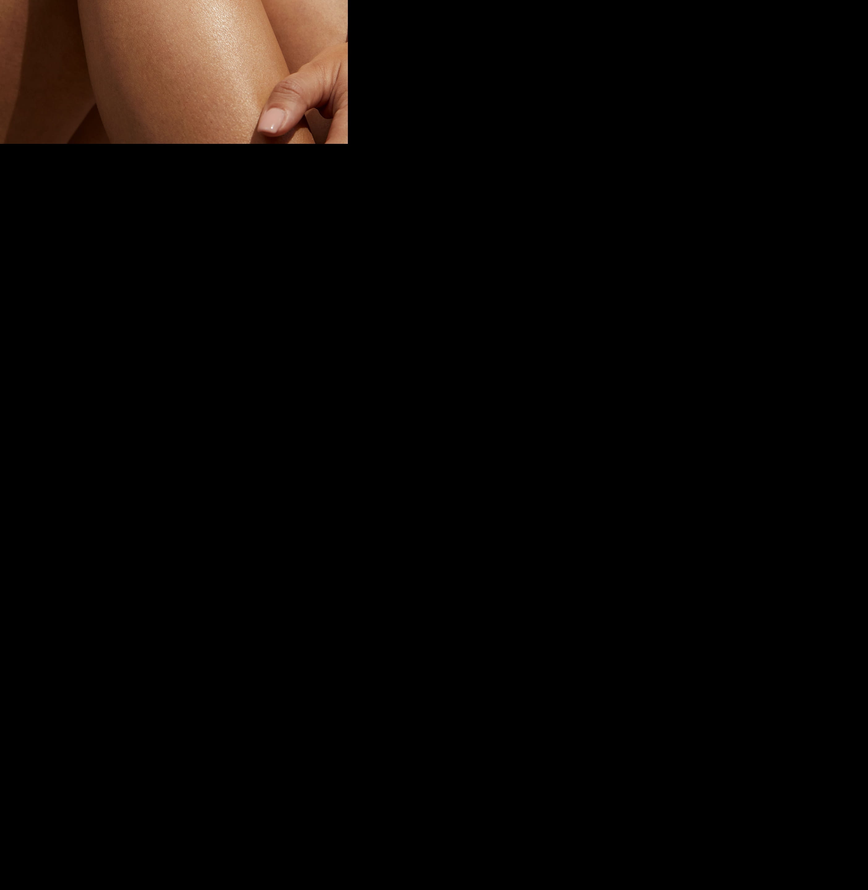 Frau, die in der Sonne sitzt