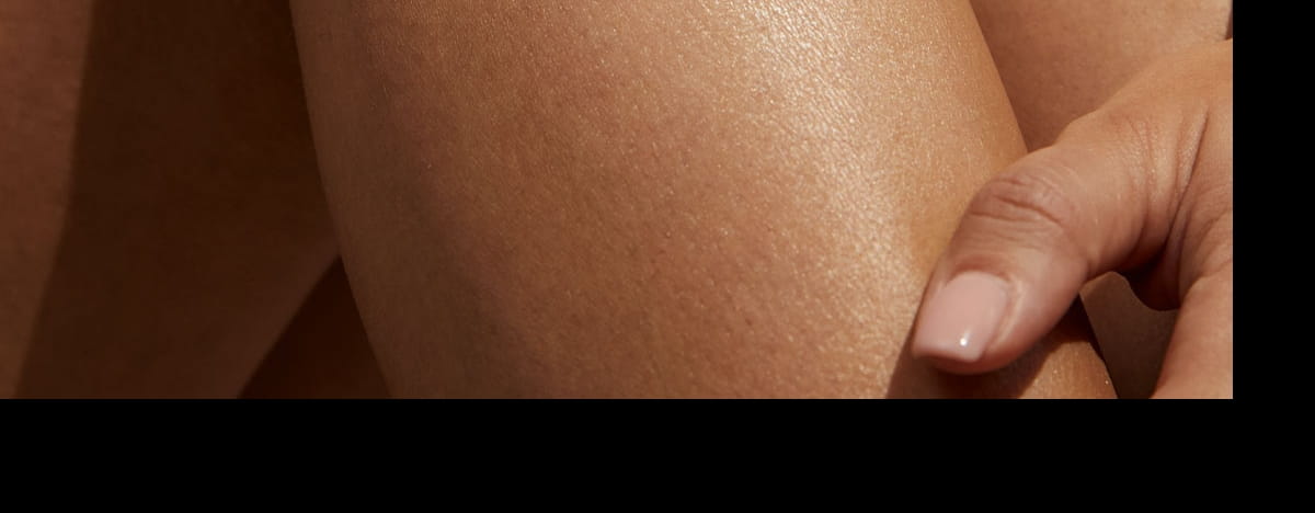 Mann mit Bart lächelt