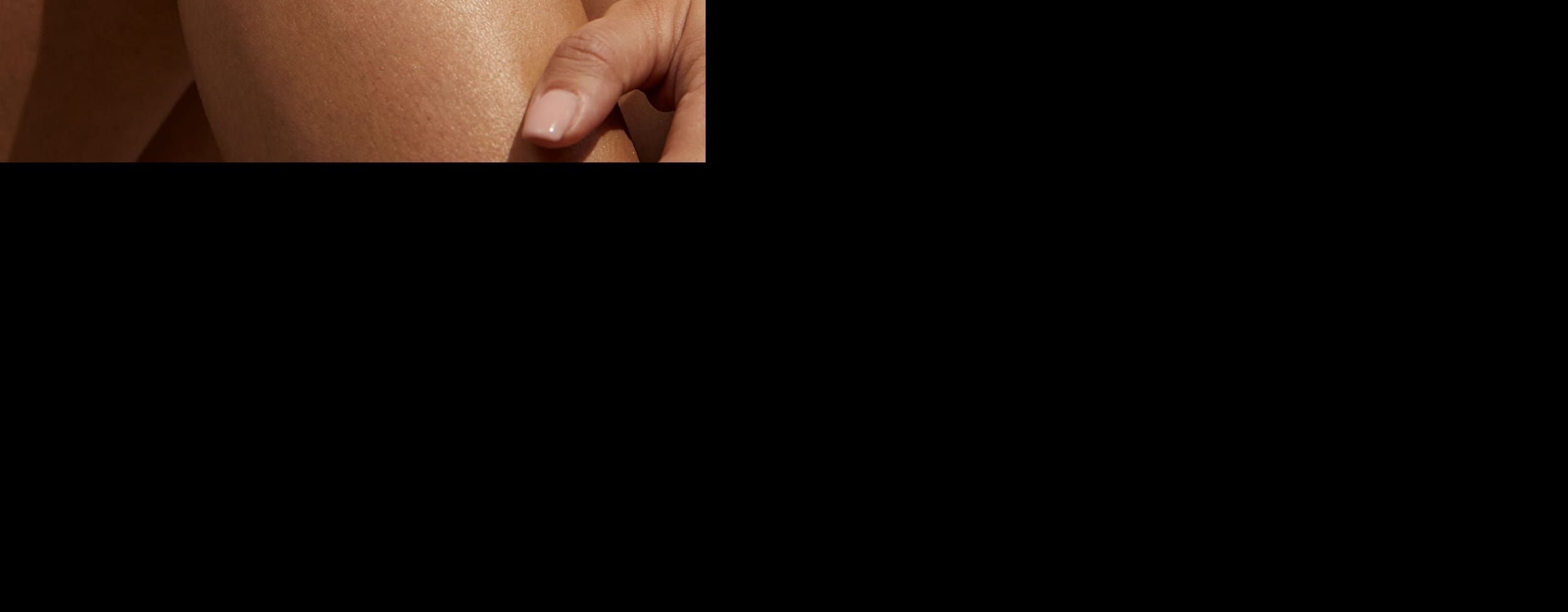 mujer sosteniendo un desodorante nivea