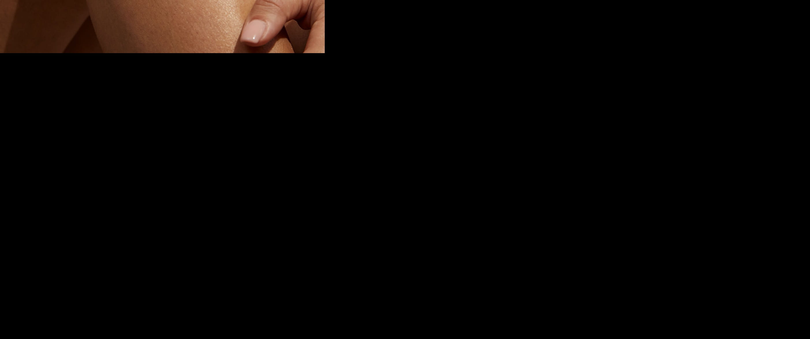 femme appliquant une crème contour des yeux