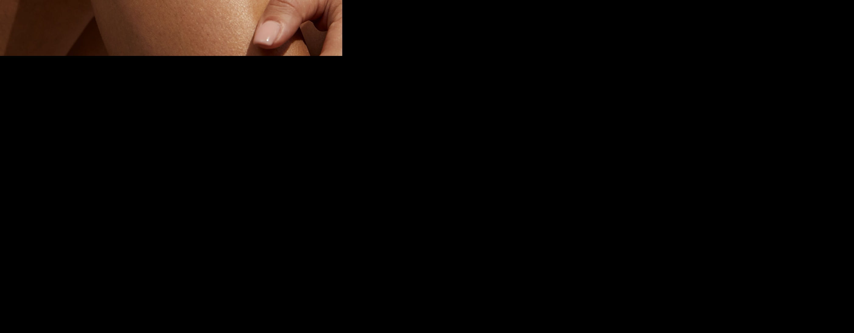 Жінка посміхається