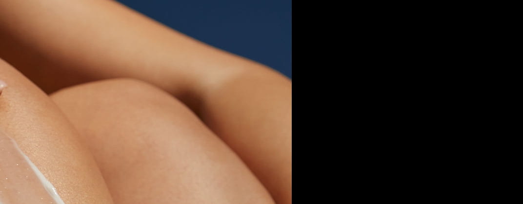 donna sorridente con il viso al sole