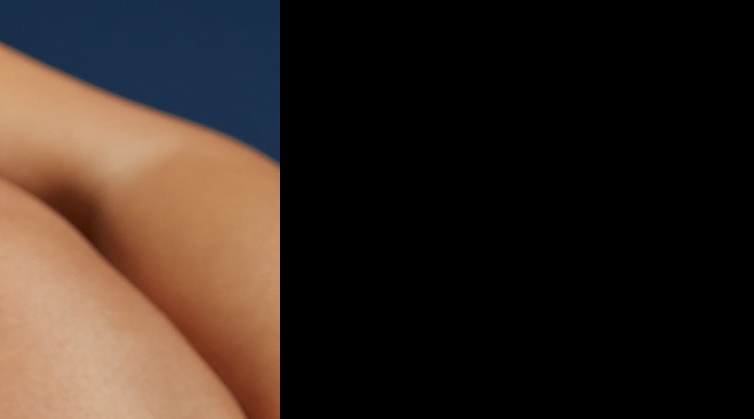 mujer sonriendo con la cara al sol