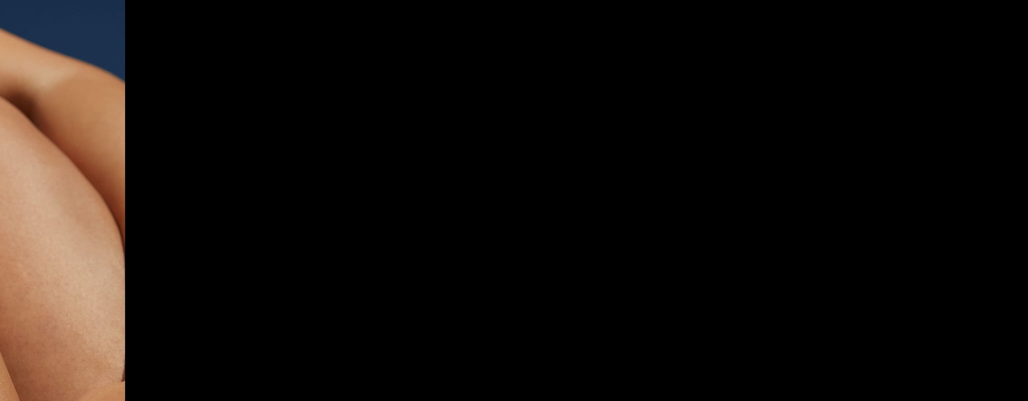 Femme assise dans le lit en pijama