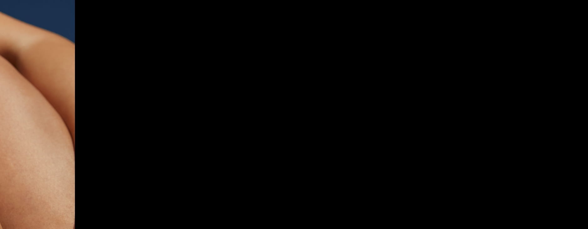 Vrouw zittend in bed lachend