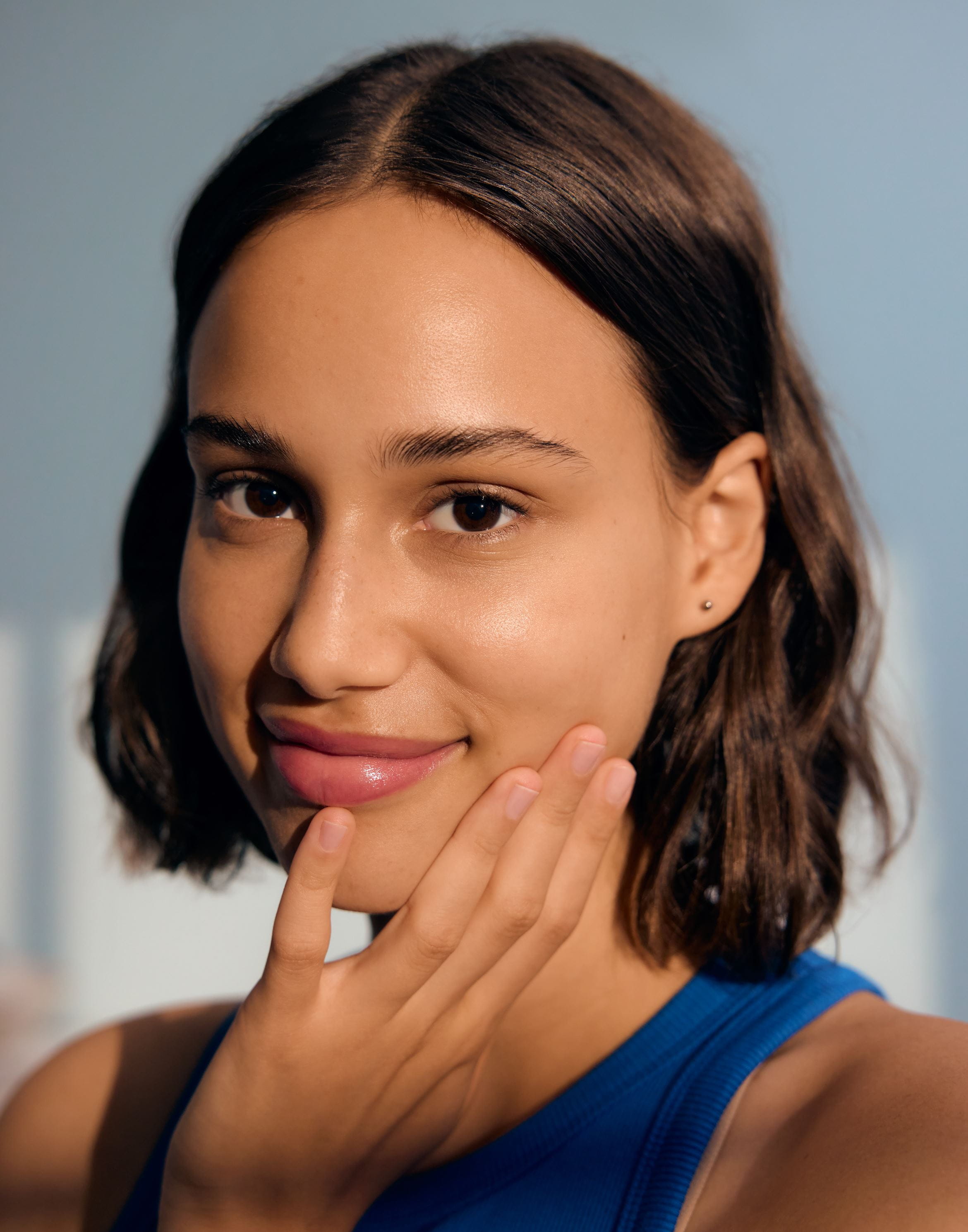 žena si drží bradu