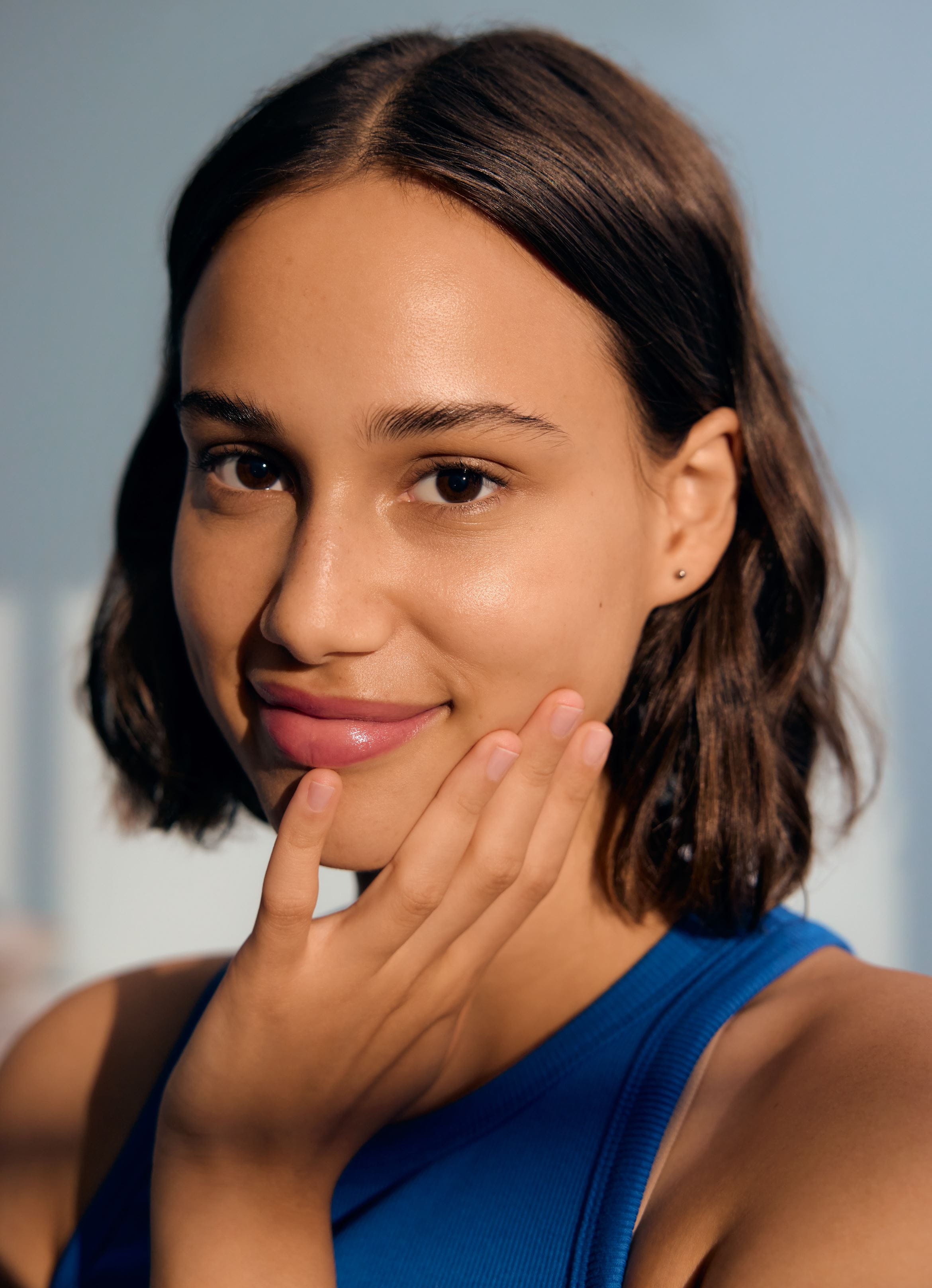 žena koja se drži za bradu