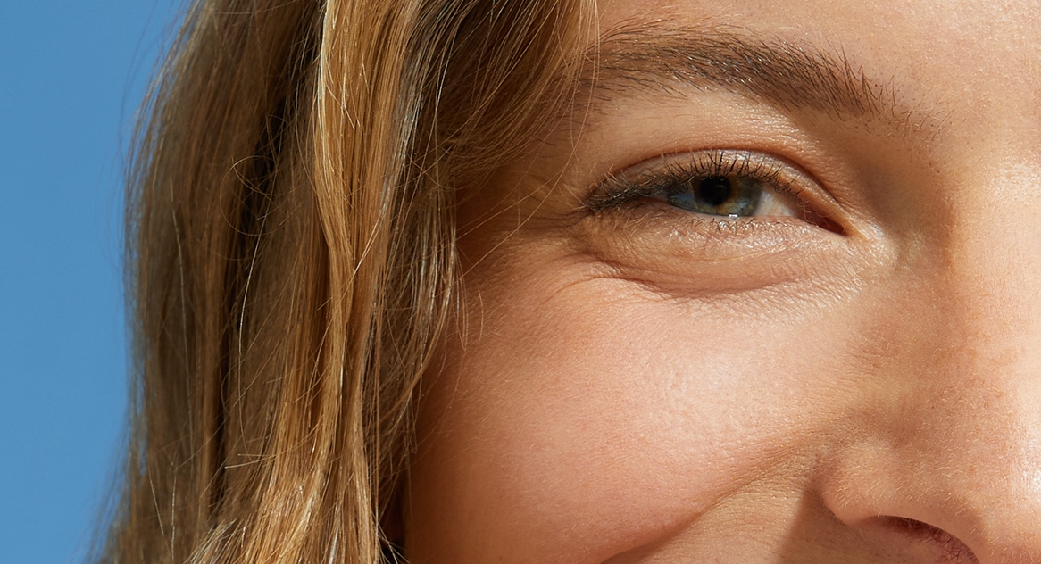 žena drží Nivea Q10 krém na tvár