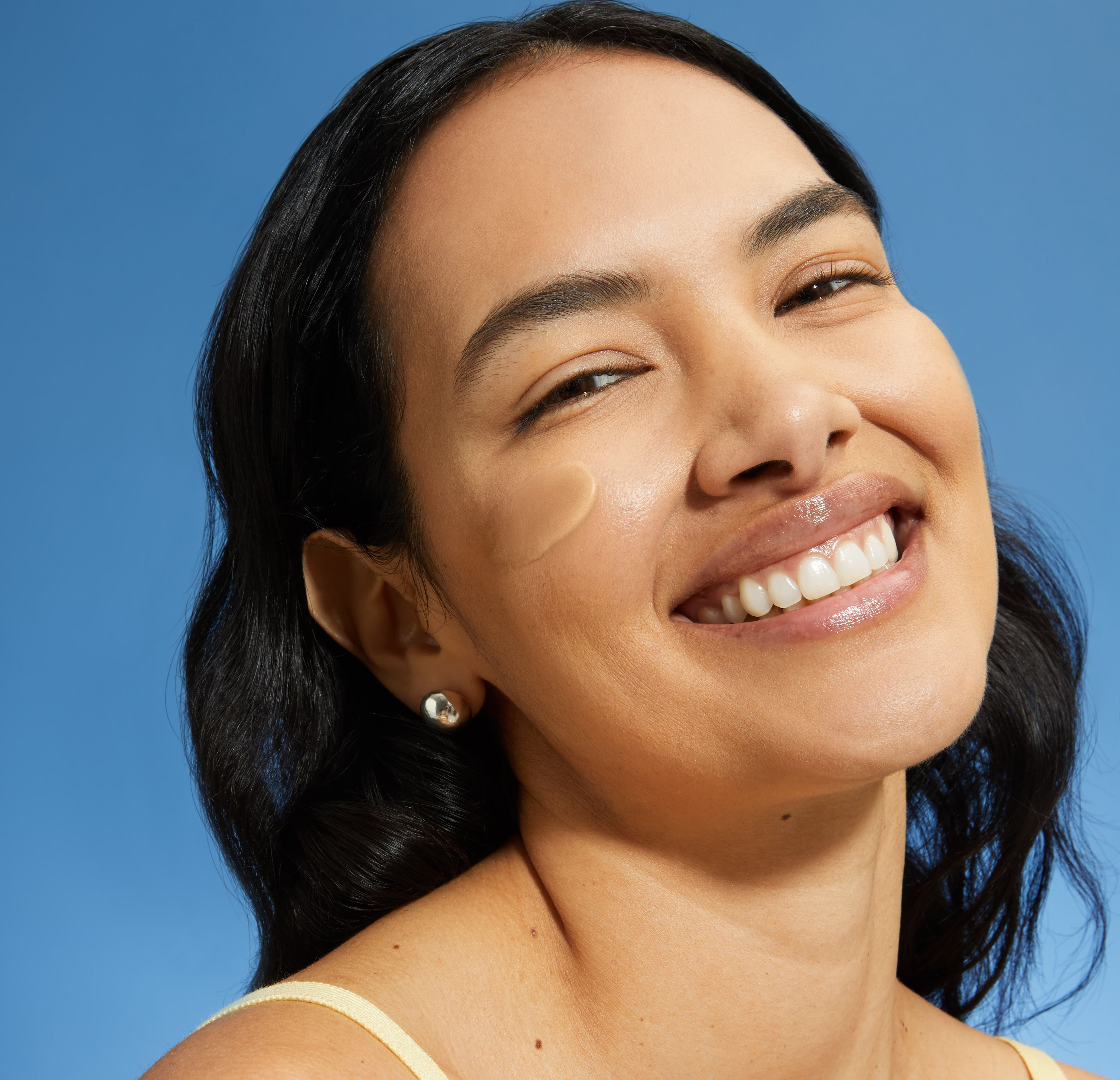 γυναίκα με ορό προσώπου στο μάγουλο