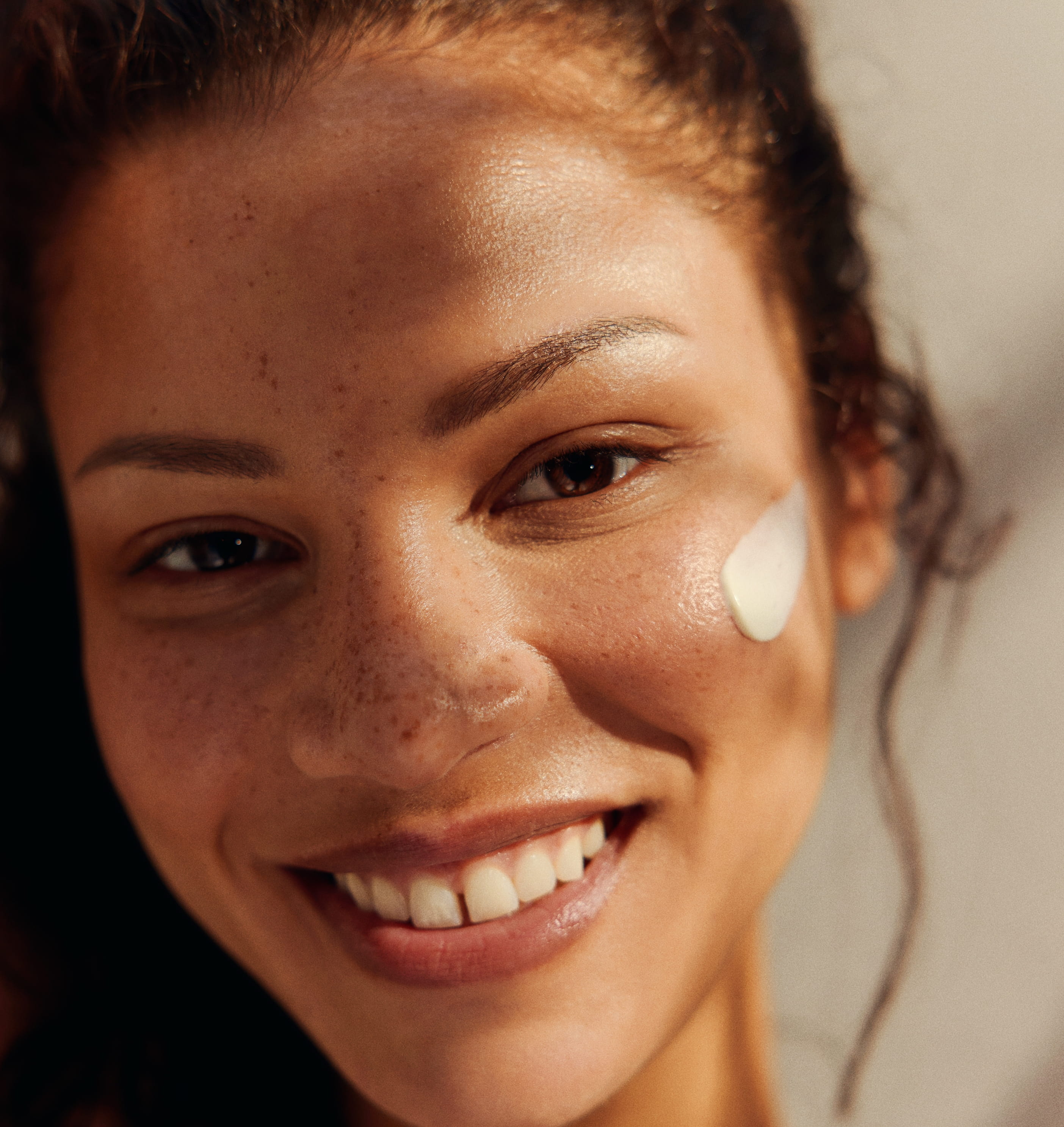 Frau mit Gesichtscreme