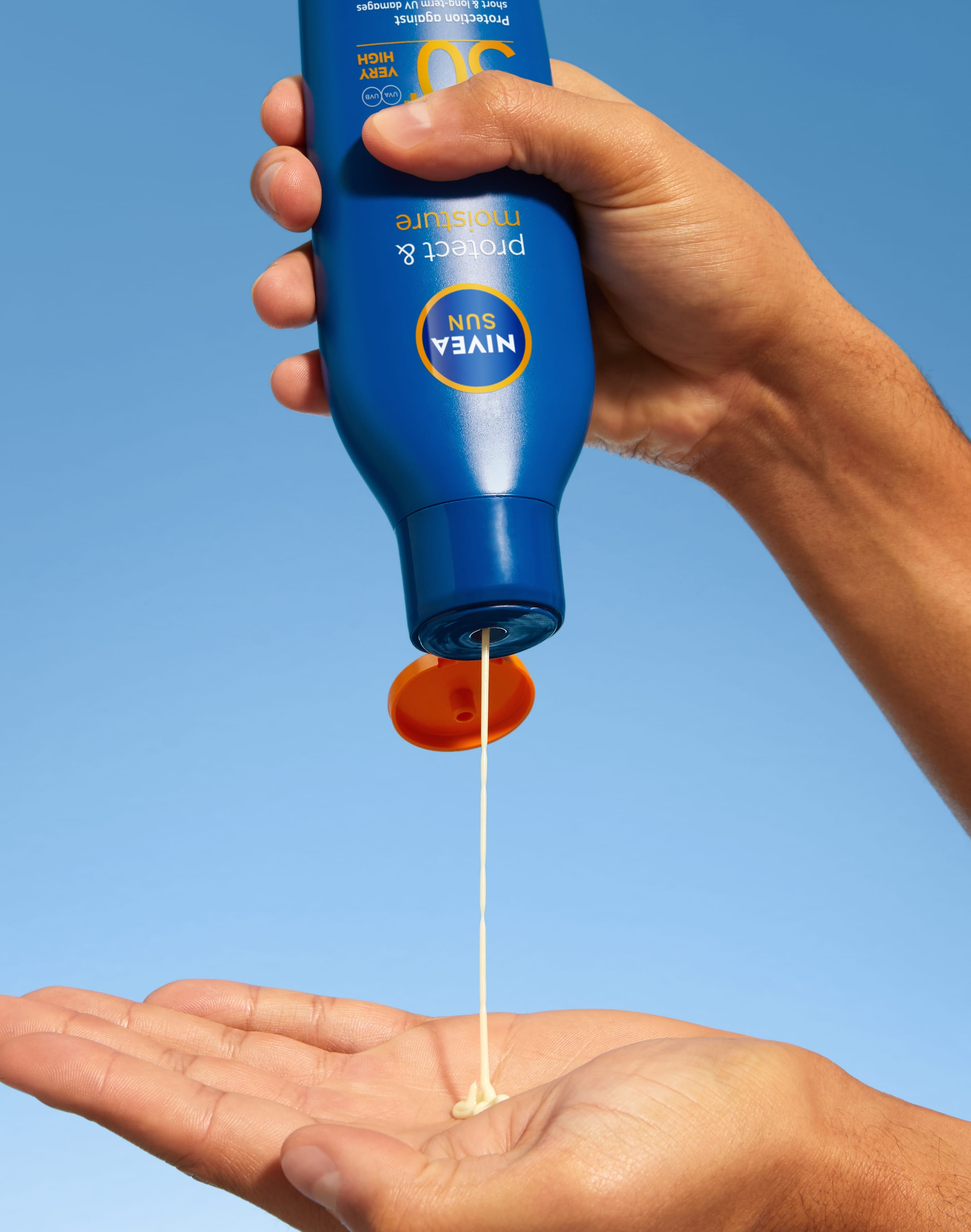 Giovane donna che utilizza il deodorante Nivea Derma Control Natural Tone