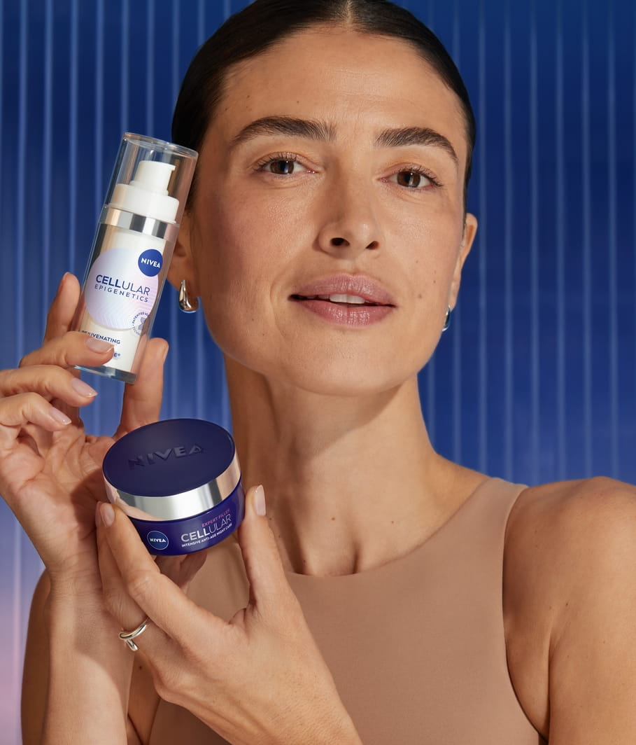 Žena používající řadu Nivea Cellular