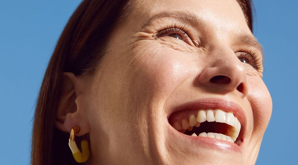 Blonde vrouw bedachtelijk kijkt