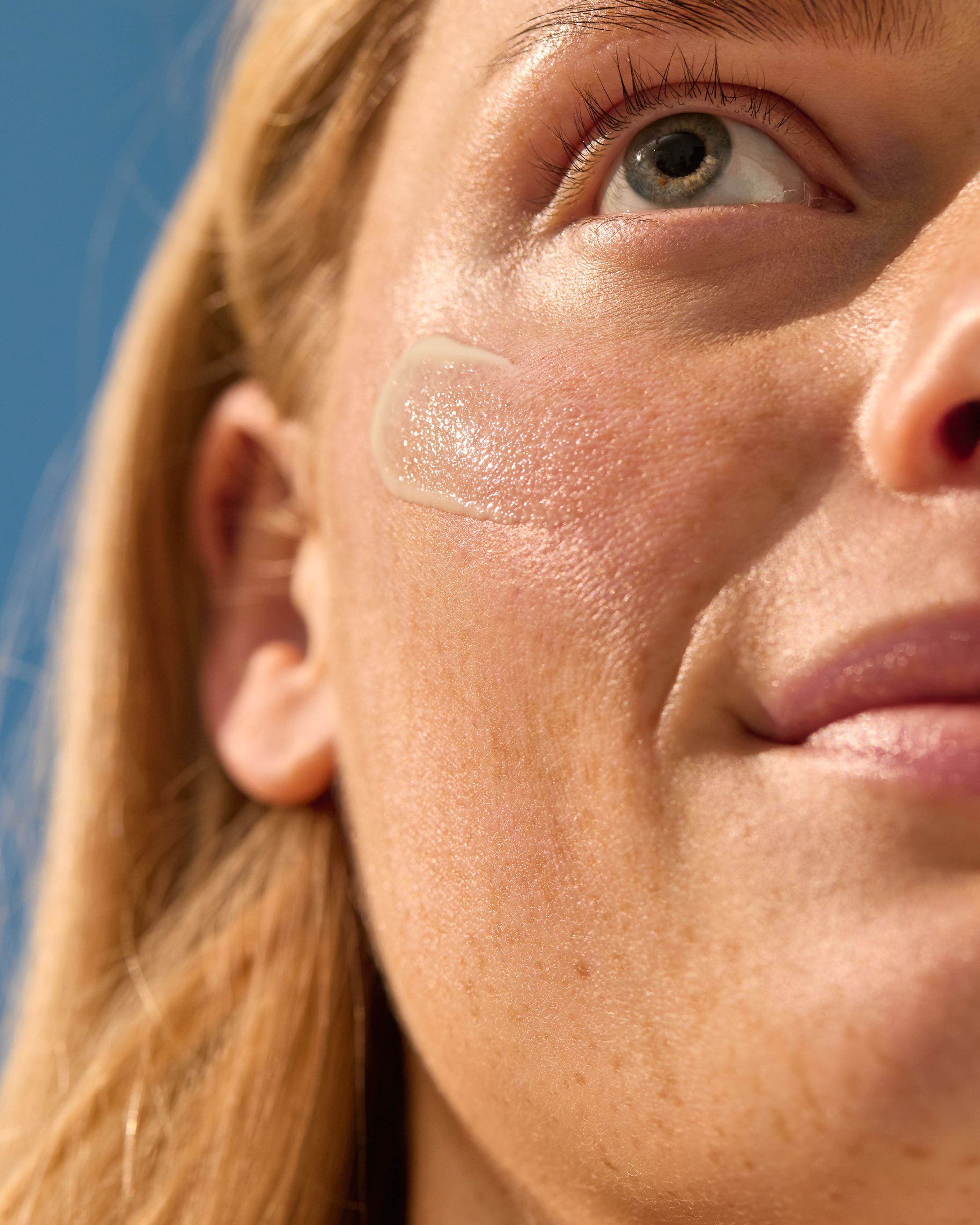 femme appliquant la crème pour le corps Nivea