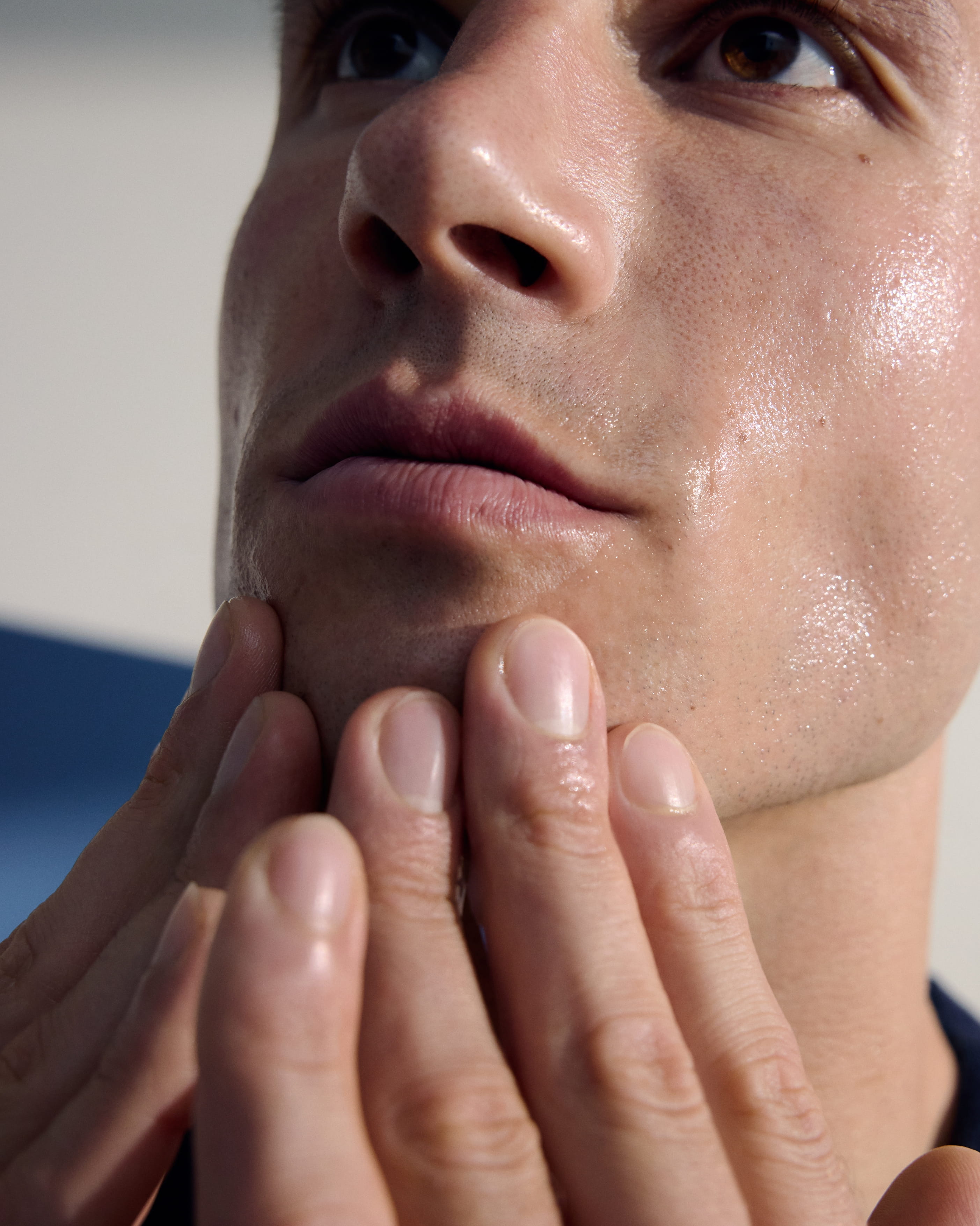 mies koskettaa parta