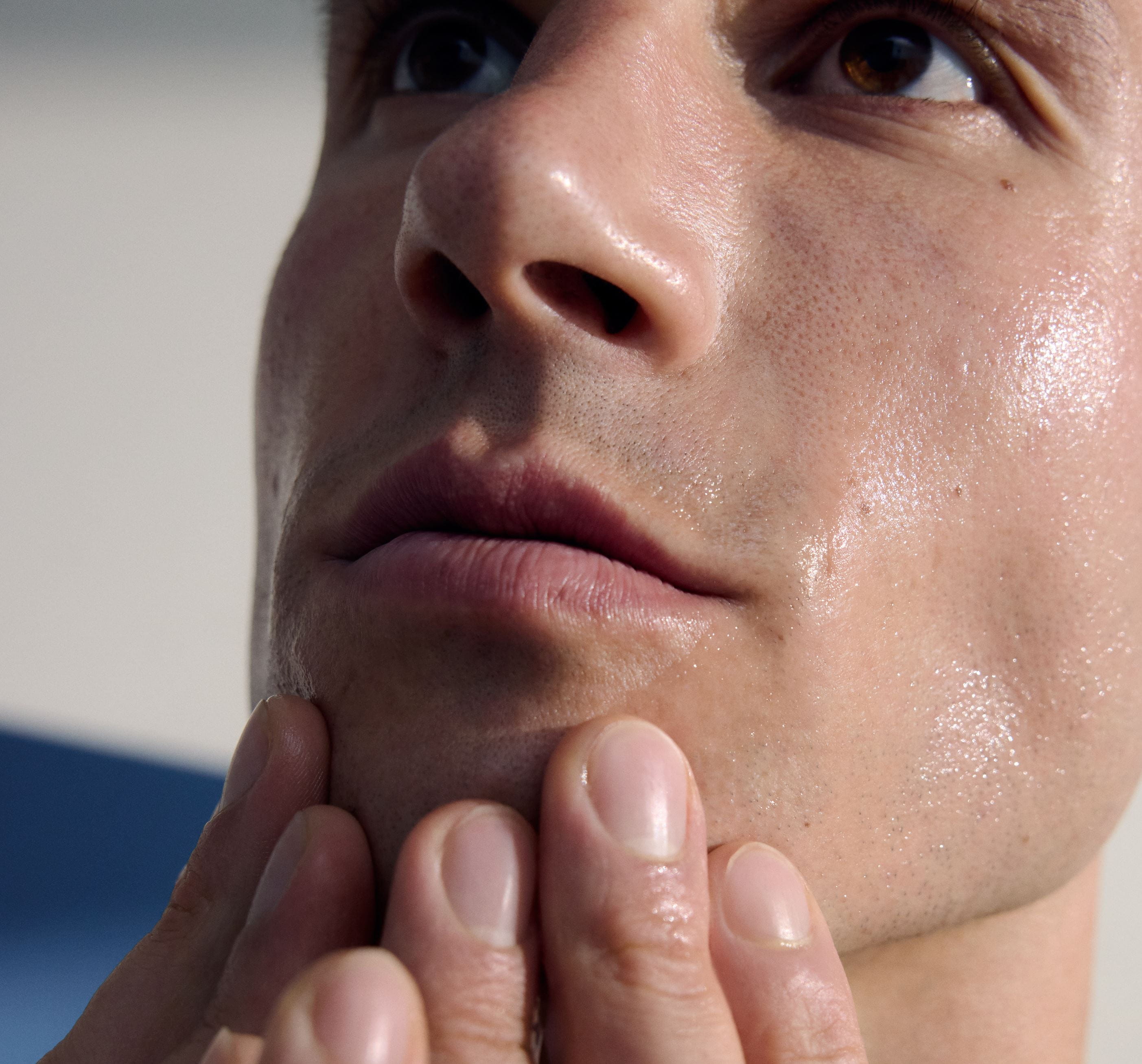 mies koskettaa parta