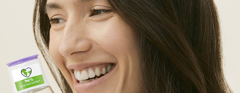 Zu sehen ist eine Frau, die viele verschiedene Aktivitäten ausprobiert und sich anschließend mit NIVEA Mizellenwasser abschminkt.