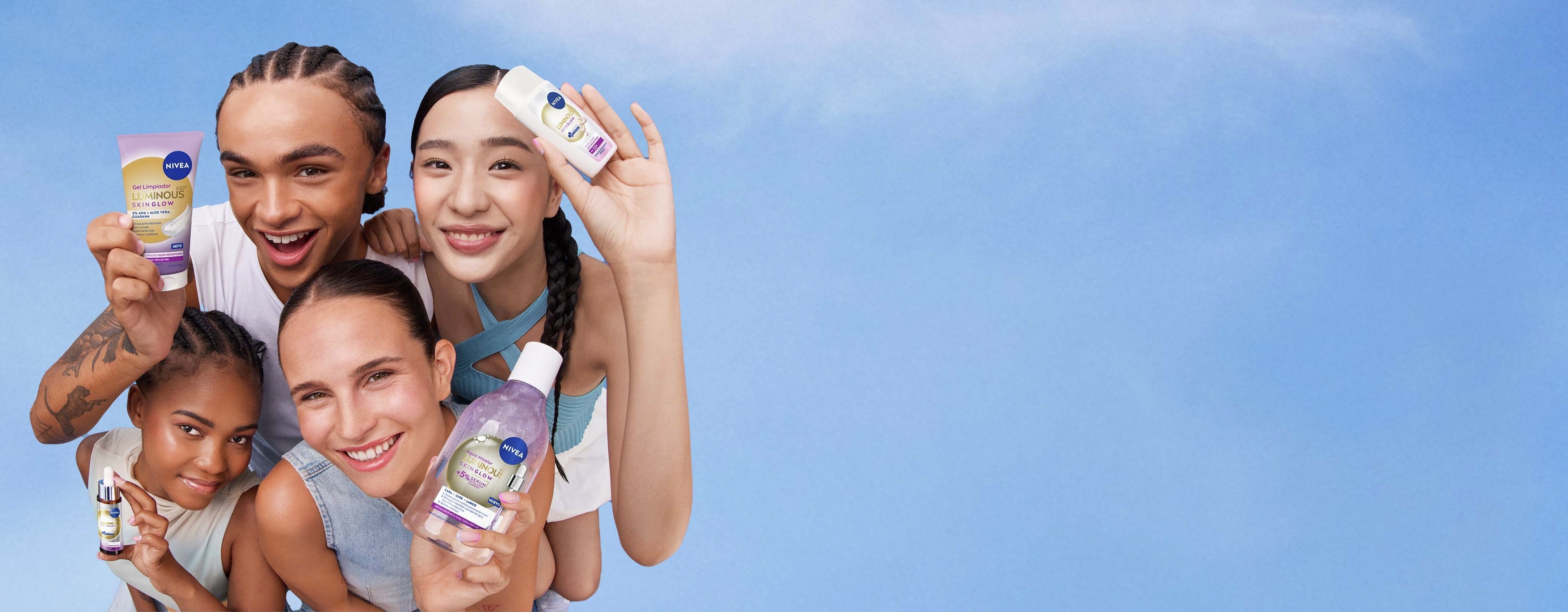 Grupo de jóvenes, cada uno sosteniendo un producto de NIVEA LUMINOUS630® SKIN GLOW.