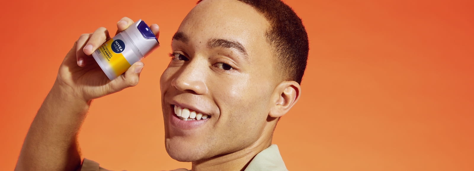 Junger Mann bei der Anwendung der Nivea Men Anti Tiredness Active Energy Cream