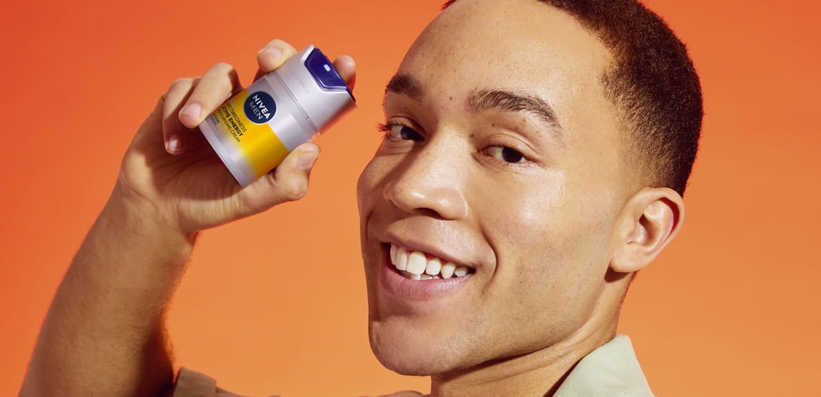 Jonge man gebruikt Nivea Men Anti Tiredness Active Energy Cream