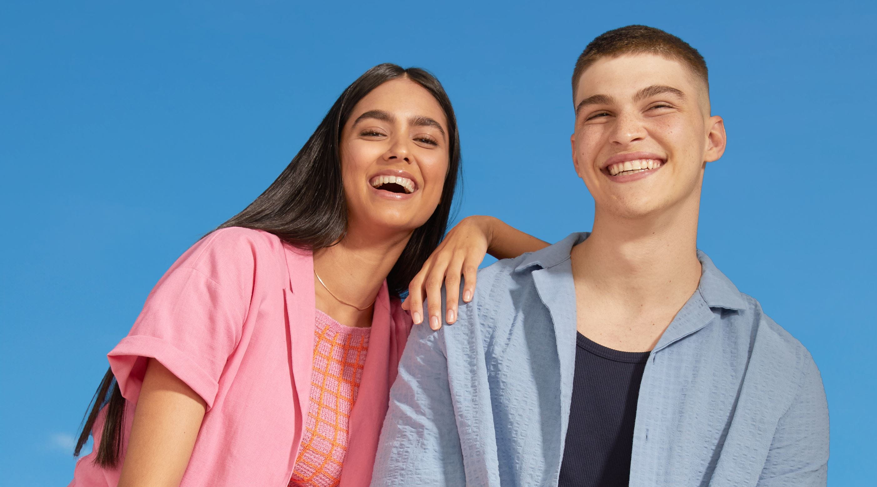 dva nasmejana najstnika